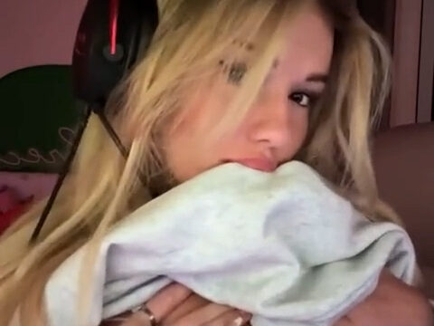 Breckie Hill Gamer girl Slutty – Onlyfans video Viral